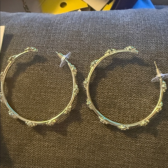 Kendra Scott Gold Flower Hoop Earrings - Picture 2 of 4